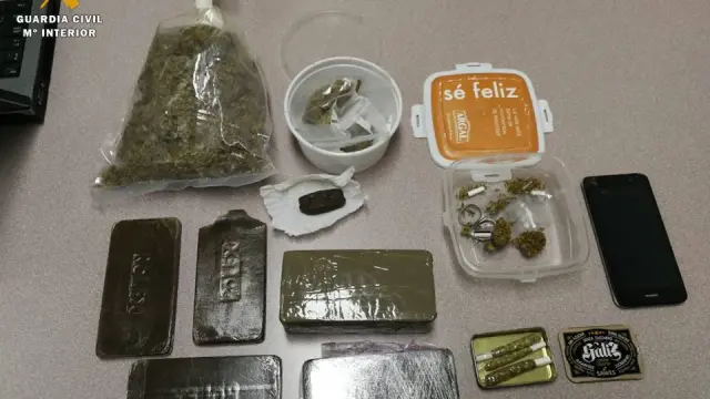 Drogas halladas por la Guardia Civil en la maleta del pasajero.