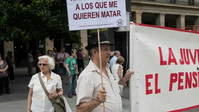Concentración de pensionistas en la plaza del Pilar.