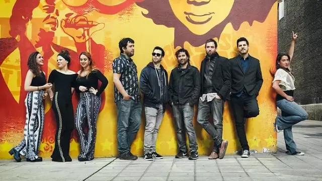 En el Slap! actúa el conjunto Mama Cool Funk Orkestra, compuesto por artistas aragoneses.