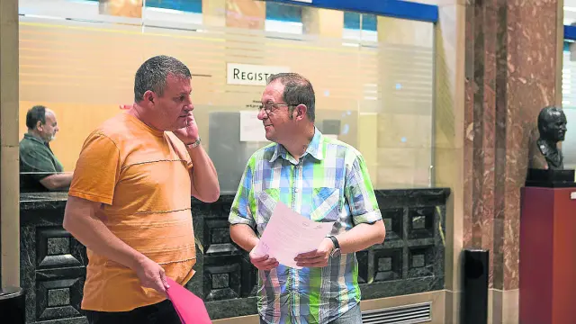 Representantes del barrio de Jesús y Arrabal depositaron las rúbricas en el registro municipal.