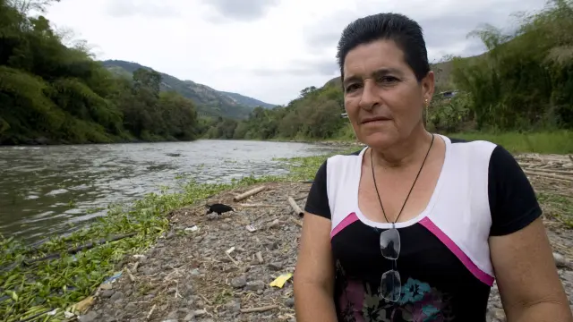 Inés Mejia en el río Cauca