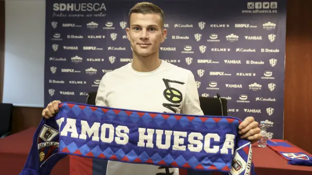 Samuele Longo posando con una bufanda del Huesca