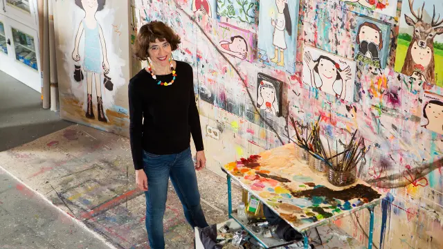 Eva Armisén, en su estudio, con sus lienzos y sus sueños gráficos.
