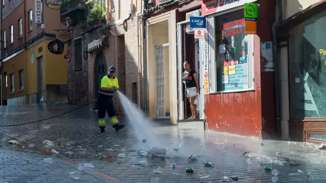 Un operario se afanaba este martes en limpiar una calle de Teruel
