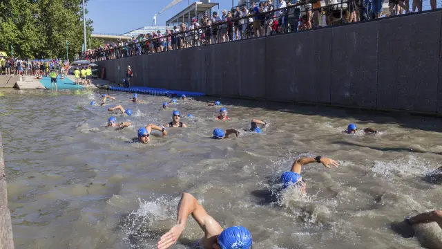 Los triatletas recorren el segmento de natación en el Ebro durante la última edición, en 2016