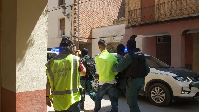La Guardia Civil se lleva a los detenidos