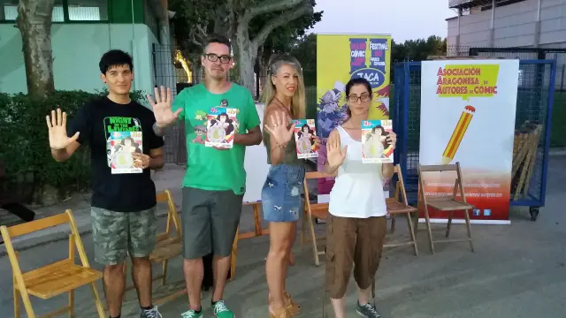 De izquierda a derecha, Fernando Casaus, Javier Marquina, Estheruka y Cristina Hombrados, con el fanzine.