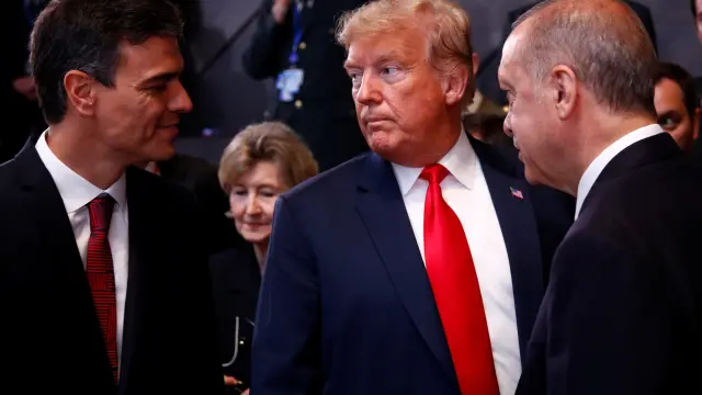Sánchez saluda por primera vez a Trump en la cumbre.