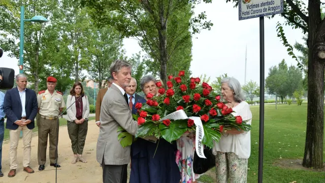 El alcalde, Pedro Santisteve, y víctimas del Hotel Corona, durante la ofrenda floral