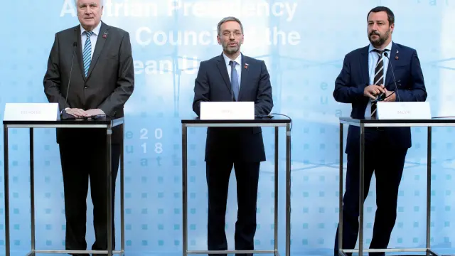 El ministro austríaco del Interior, Herbert Kickl, el ministro alemán Horst Seehofer, y el vicepresidente italiano Matteo Salvini