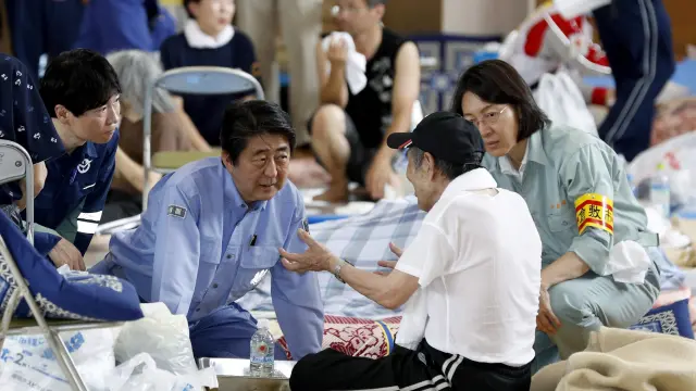 El primer ministro japonés, Shinzo Abe, visita a los residentes evacuados por las fuertes lluvias