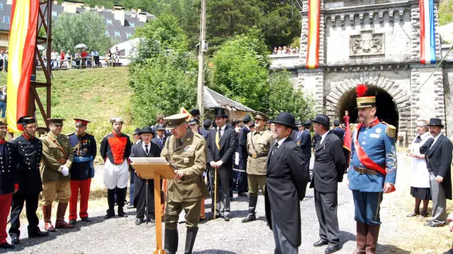 Acto de recreación de la inauguración de la estación de Canfrac, con discurso de las autoridades.