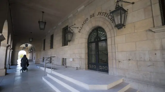 Imagen del acceso principal al Palacio de Justicia de Teruel