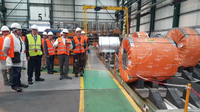 La consejera Marta Gastón, durante su visita a las instalaciones de Arcelor Mittal, en Pedrola.