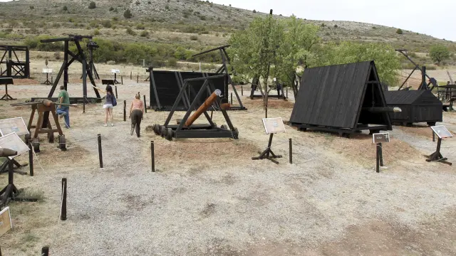 Siete años en Teruel. Trebuchet Park abrió sus puertas en Albarracín en 2011 en la foto y ha permanecido activo hasta principios de este año, cuando el parque se cerró al público para centrarse en la investigación de las máquinas de guerra. La exposición recibía alrededor de 10.000 visitantes al año.