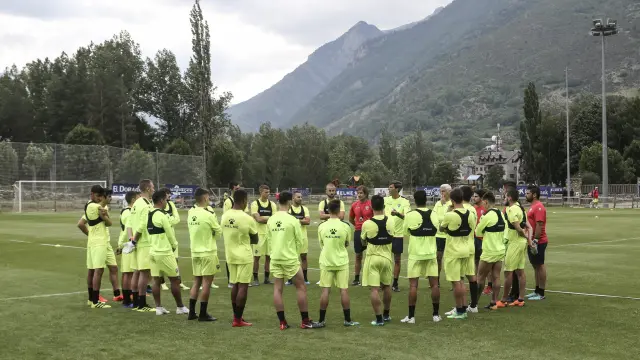 Los jugadores del Huesca, en el campo benasqués durante uno de los entrenamientos que han llevado a cabo en la concentración que está teniendo lugar desde el pasado lunes.