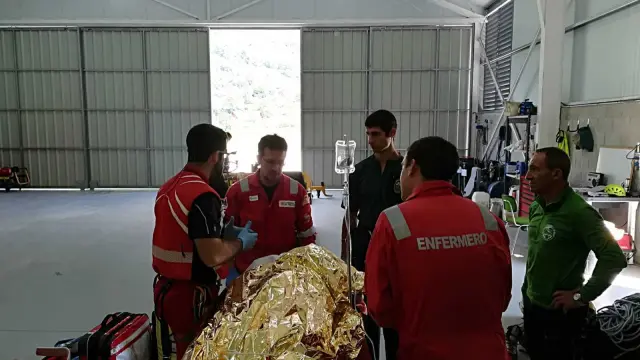 Un montañero herido de gravedad esta semana en el Portillón es atendido en Benasque antes de su evacuación a Zaragoza