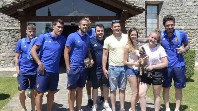 Algunos jugadores del Real Zaragoza posan con clientes del Hotel Barceló Monasterio de Boltaña a su llegada a la pretemporada este domingo.