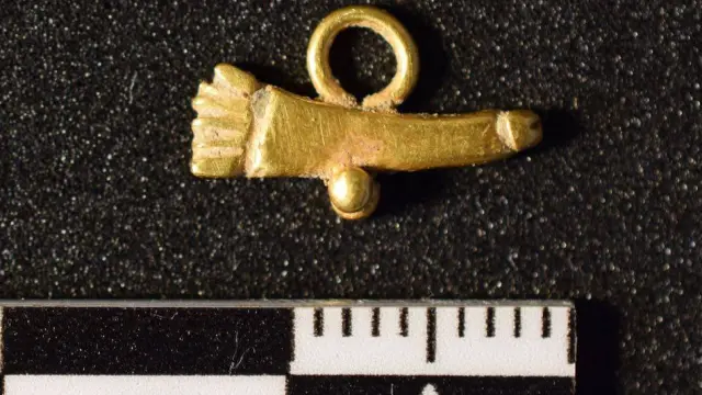El amuleto fálico mide 1,5 centímetros