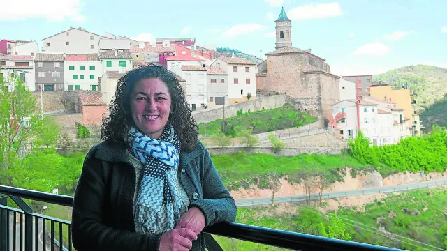 Mayte Montesinos posa en la terraza del edificio multiservicios que regenta en Torrijas.