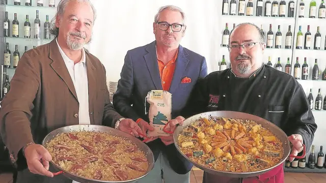 Nacho Machín, Salvador Falcó y Pedro Martín, junto a dos arroces propuestos para las jornadas del restaurante zaragozano.