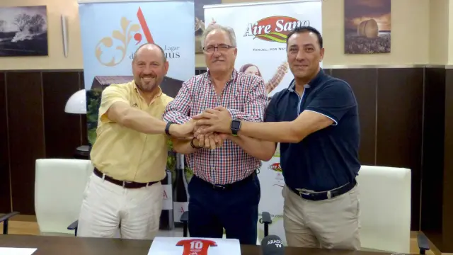 De izquierda a derecha, Pedro Casas, gerente de la bodega Amprius Lagar, Ramón Navarro, presidente del CD Teruel, y Javier Gómez, director de AireSano