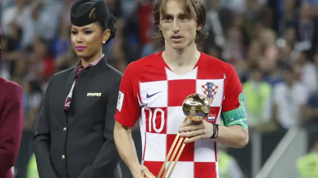 Luka Modric, subcampeón del mundo con Croacia, recibió el premio al mejor futbolista del campeonato.