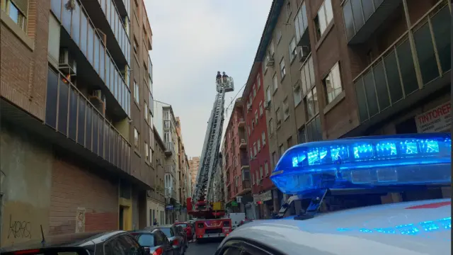 Bomberos de Zaragoza asegurando la antena en la calle de María Guerrero