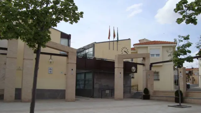 Fachada del Ayuntamiento de Serranillos.