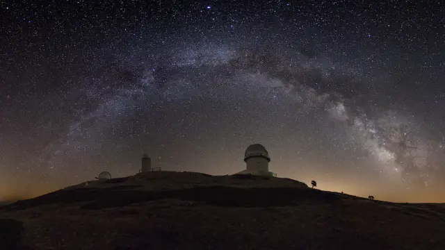 Imagen nocturna del Observatorio de Javalambre con la Vía Láctea visible en el firmamento gracias a la nula contaminación lumínica del paraje
