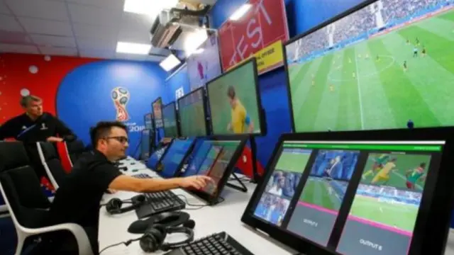 La sala de control del VAR durante un partido del reciente Mundial de Rusia.