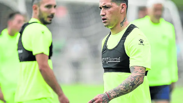 Los futbolistas del Huesca portan el GPS en unos petos negros que llevan en cada entrenamiento