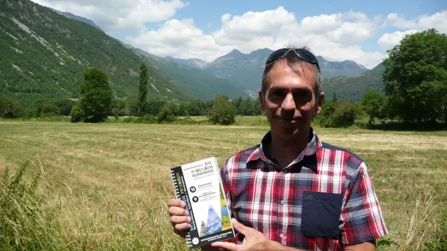 Ángel de la Fuente muestra la guía para turistas alemanes que ha editado con sus propios medios