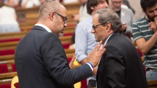 El presidente de la Generalitat, Quim Torra y el conseller de Interior Miquel Buch (izda.), tras la suspensión este mediodía del pleno.