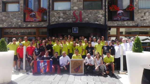 La expedición del Huesca posa junto a los trabajadores del hotel de Benasque.