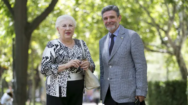Soledad Vicente, médico jubilada de manera forzosa,junto a Pedro Altaba, su abogado.