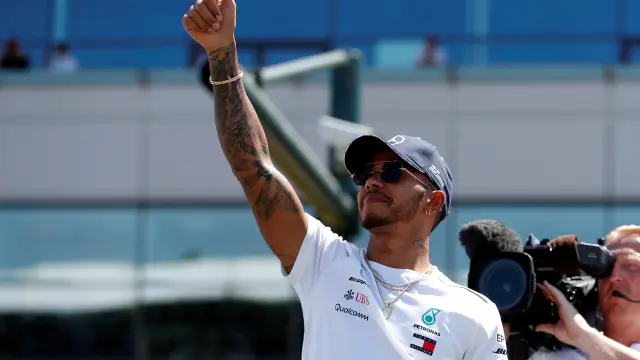 Hamilton saluda a la afición antes del último GP de Gran Bretaña en Silverstone