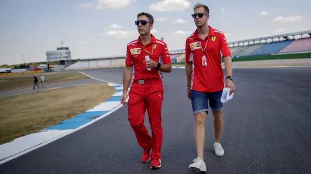 Sebastian Vettel -dcha.- pasea este jueves por el circuito de Hockenheimring junto a un ingeniero
