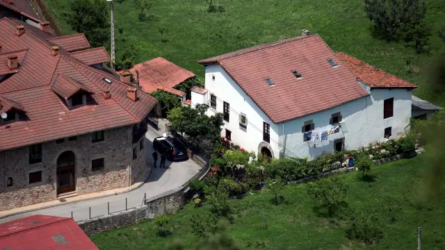 Vista de la casa donde el hombre que permaneció toda la noche atrincherado, en la localidad de Turieno, y desde la que disparó en varias ocasiones a los agentes de la Guardia Civil