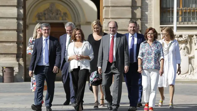 El Gobierno de Aragón al completo en los jardines del Pignatelli