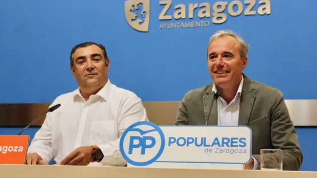 Alberto Casañal y Jorge Azcón, esta mañana, en la sala de prensa del Ayuntamiento.