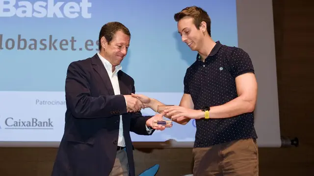 Federico Tartón, director de Telefonica en Aragón, entregó el premio a Miguel Quílez, de 'Lo Basket'.