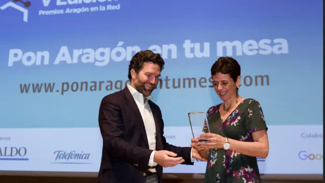 Íñigo de Yarza, vicepresidente de HENNEO, hace entrega del premio a la mejor web de Administración a Rosa Rived.