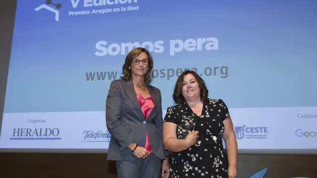 La nueva directora territorial de Caixa Bank en Aragón entregó el premio web ONG a la presidenta de PERA.