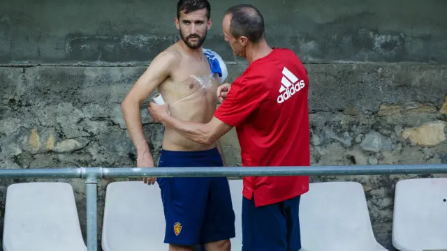 El fisio Míchel Román atiende a Benito tras el golpe en el hombro.