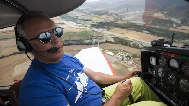 Lusi Ferreira sobrevuela Santa Cilia a los mandos de un avión Robin DR400.