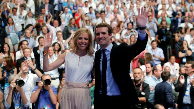 El nuevo presidente del PP, Pablo Casado, junto a su esposa Isabel  Torres.