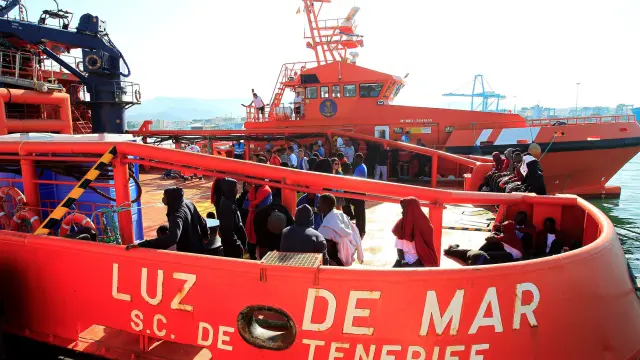 Inmigrantes rescatados este viernes, llegando a Algeciras.