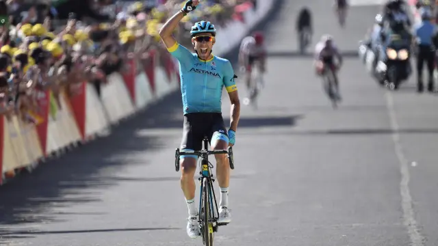 Omar Fraile celebra el primer triunfo español en el Tour de Francia.