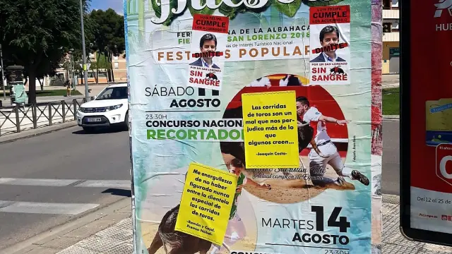 Uno de los carteles sobre lo que se han colocado mensajes antitaurinos y fotos del alcalde de Huesca.